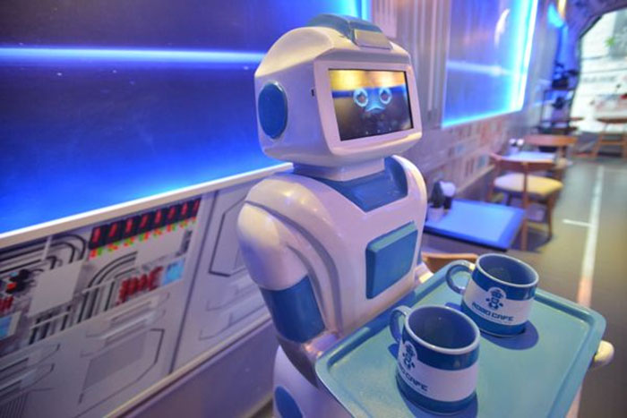 Có nên sử dụng Robot phục vụ cửa hàng cafe