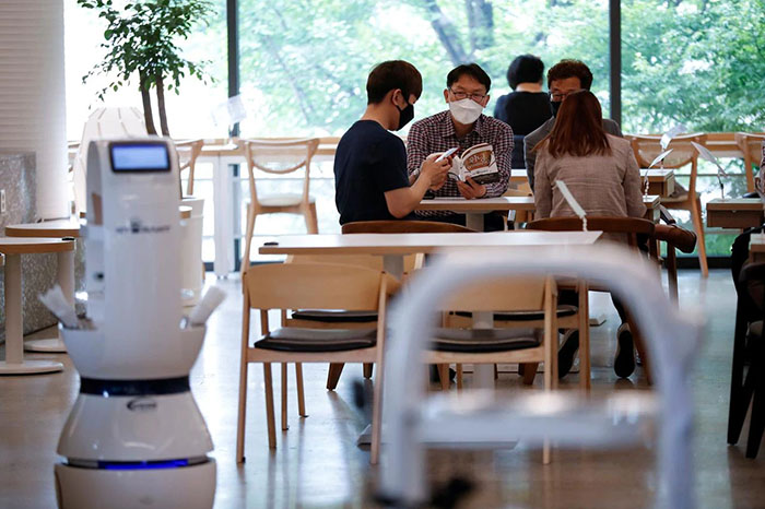 Robot làm việc như một nhân viên tại cửa hàng