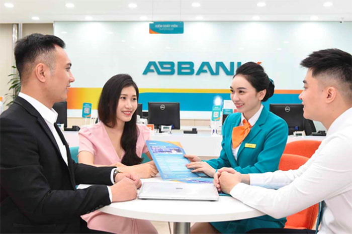 có nên vay tiền online chuyển khoản không