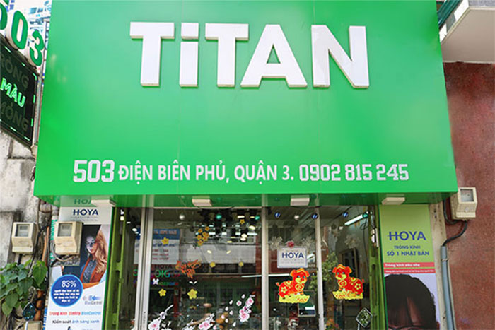 mắt kinh titan