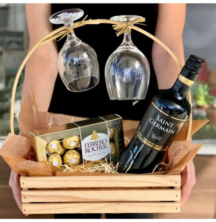giỏ quà tết nên có rượu vang hay không