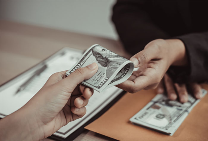 Bán lại ngoại tệ còn dư sau chuyến đi nước ngoài